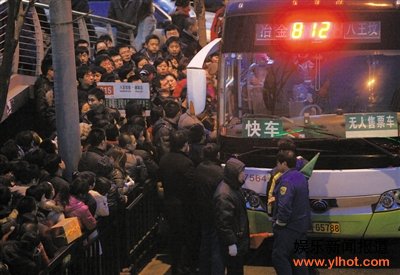 八王坟东站，大批乘客等待乘车。记者 王贵彬